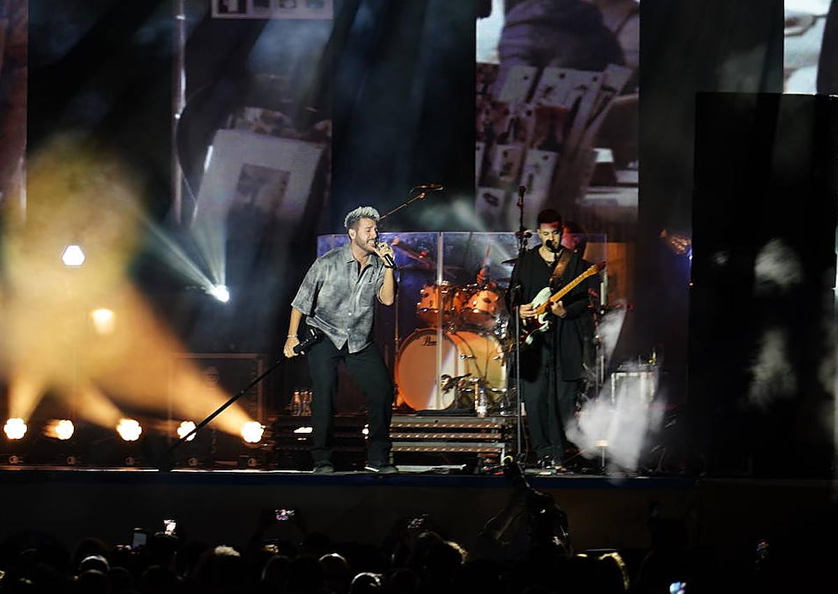 Imagen secundaria 1 - La Plaza Mayor se abarrota al son de Antonio José