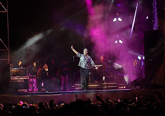 Antonio José, en el escenario de la Plaza Mayor.