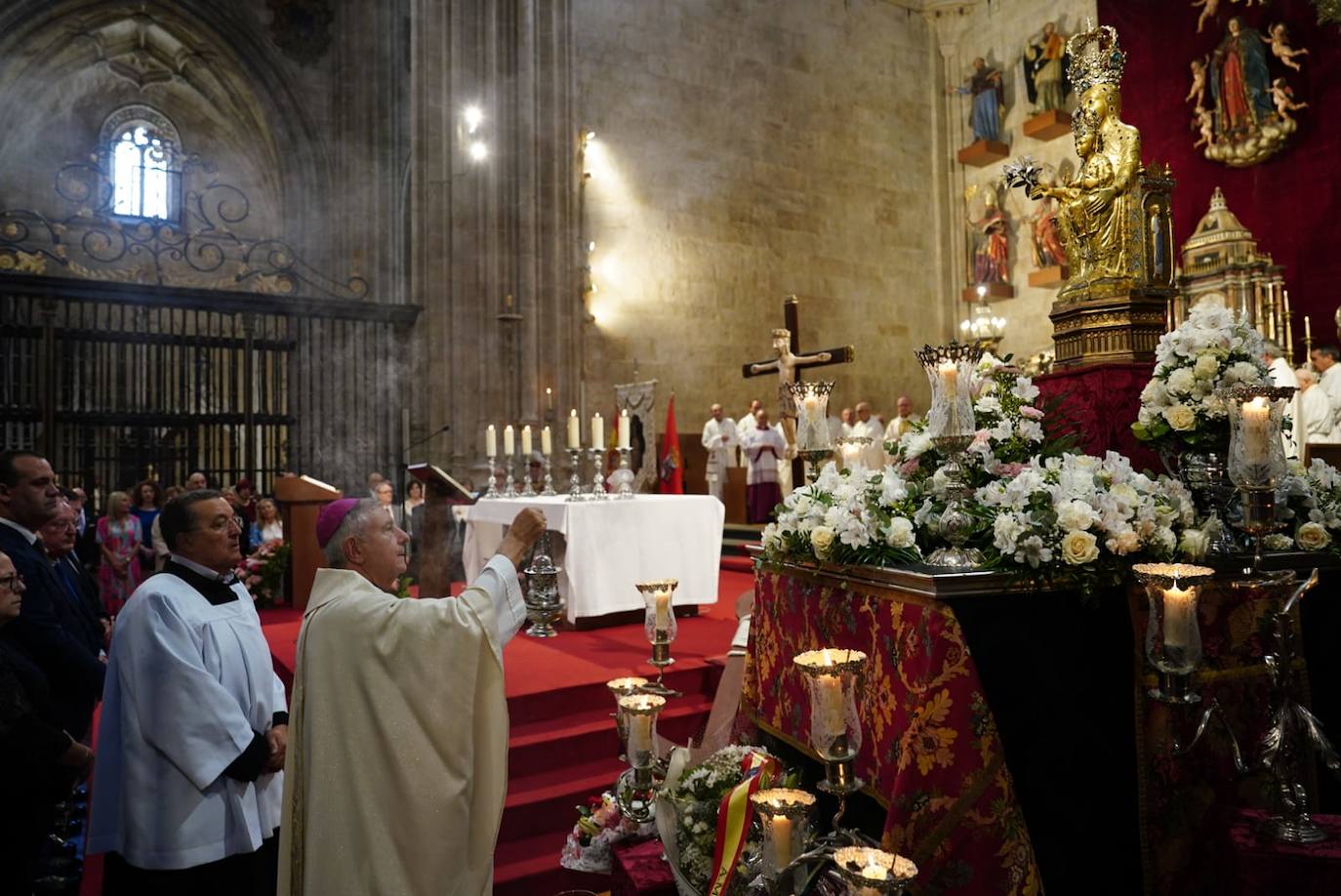 La ofrenda a la Virgen de la Vega en la Catedral, en imágenes
