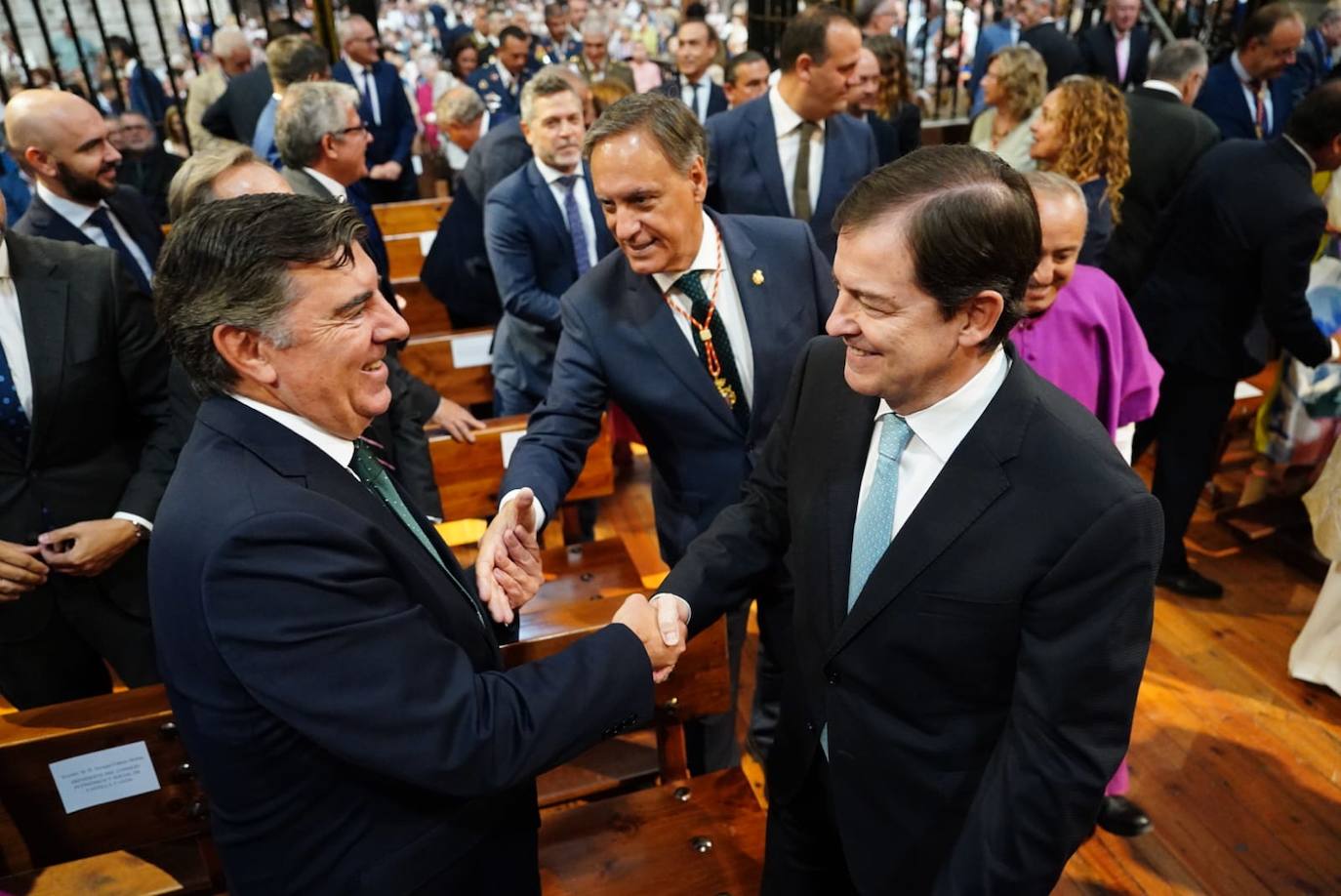 La ofrenda a la Virgen de la Vega en la Catedral, en imágenes