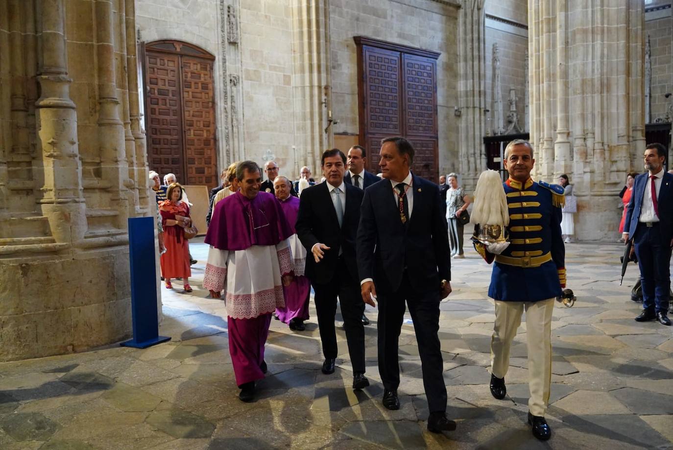 La ofrenda a la Virgen de la Vega en la Catedral, en imágenes
