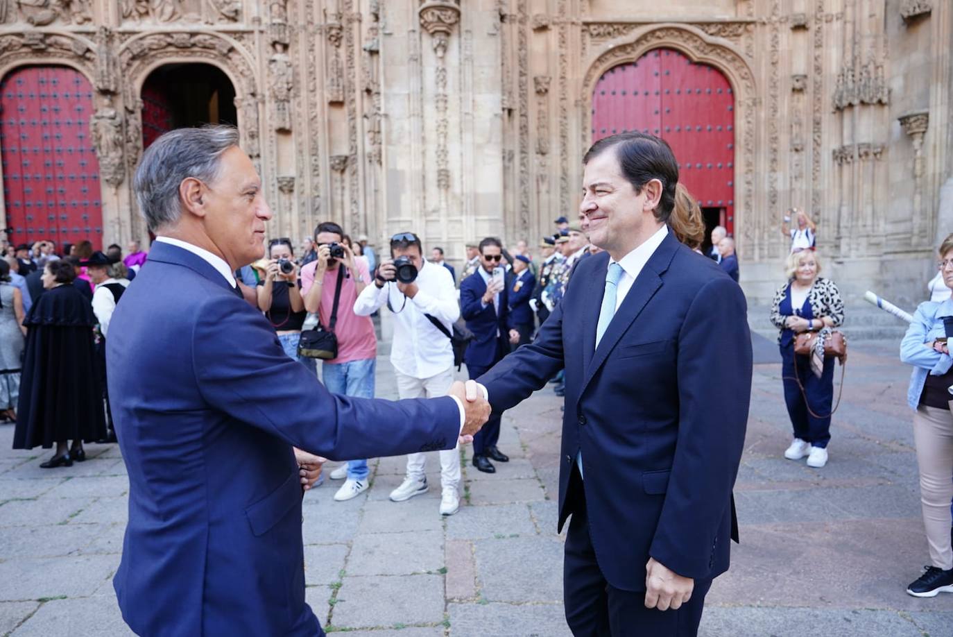 La ofrenda a la Virgen de la Vega en la Catedral, en imágenes