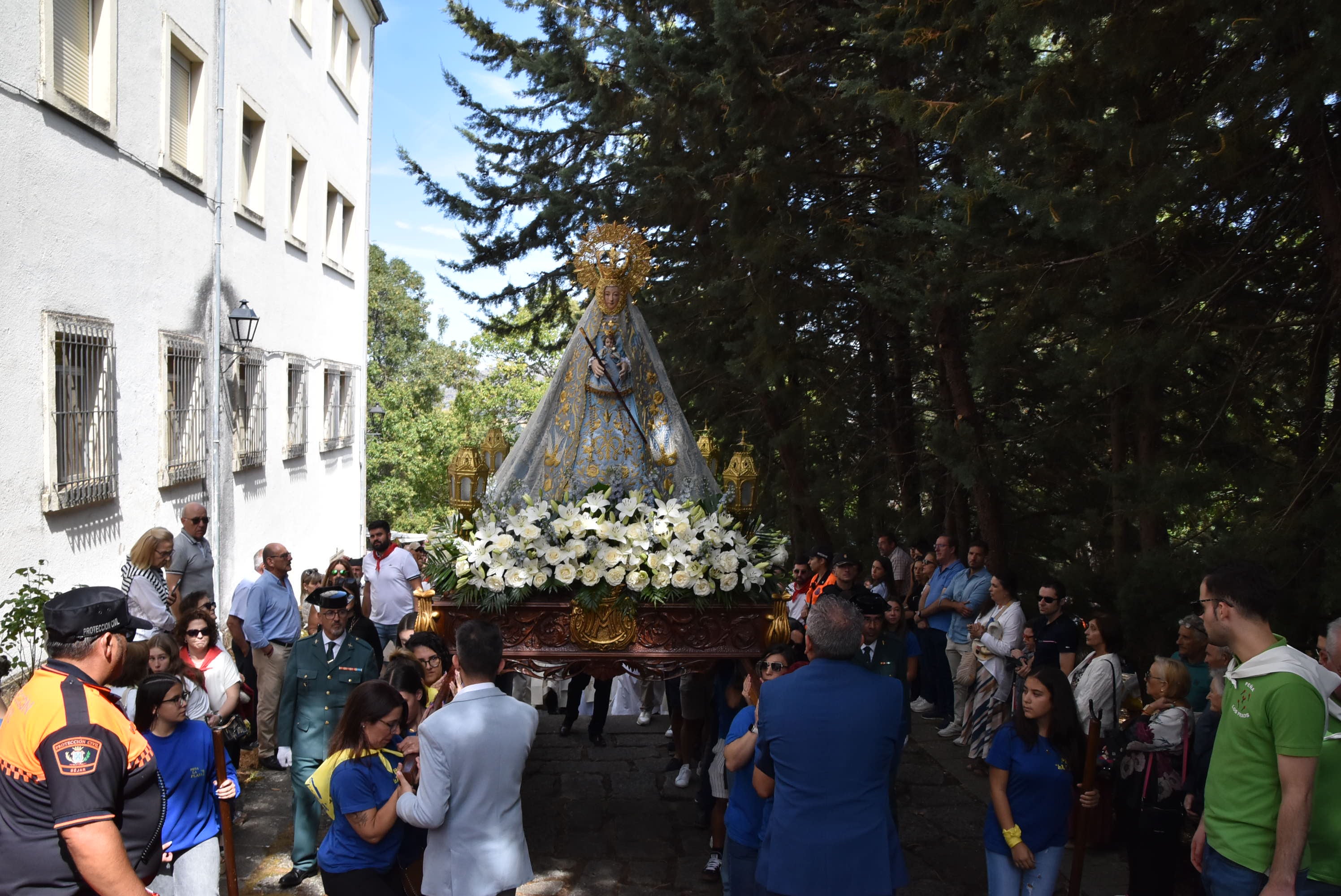 El paraje de El Castañar en Béjar se llena de fieles para acompañar a la Virgen