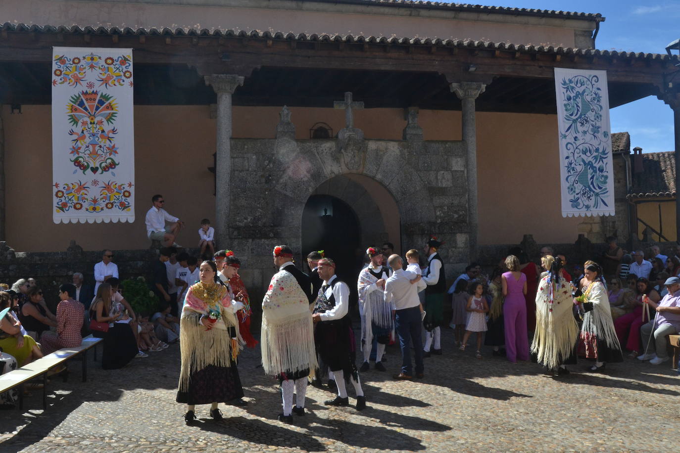 Miranda del Castañar baila en honor a su patrona, la Virgen de la Cuesta