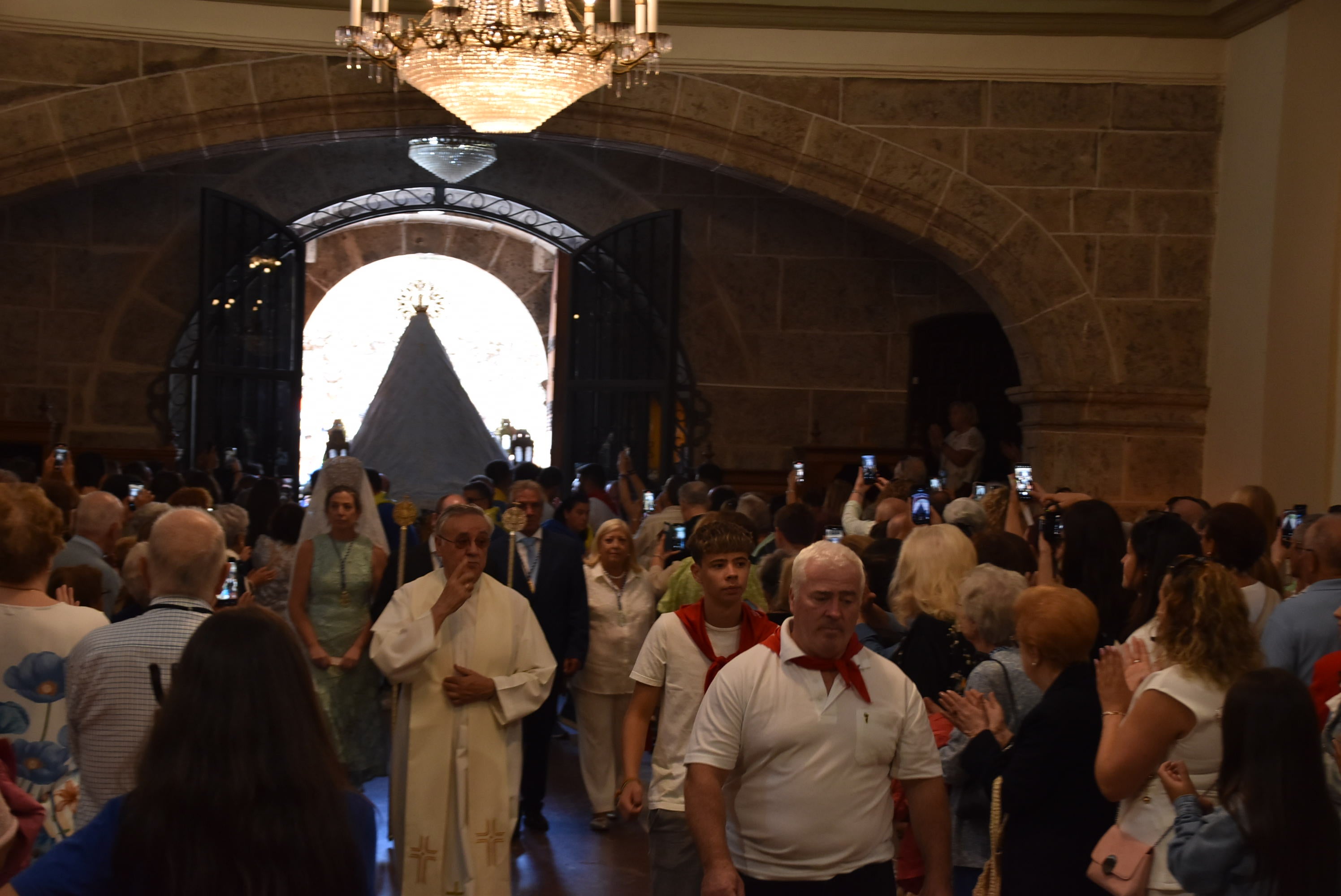 El paraje de El Castañar en Béjar se llena de fieles para acompañar a la Virgen