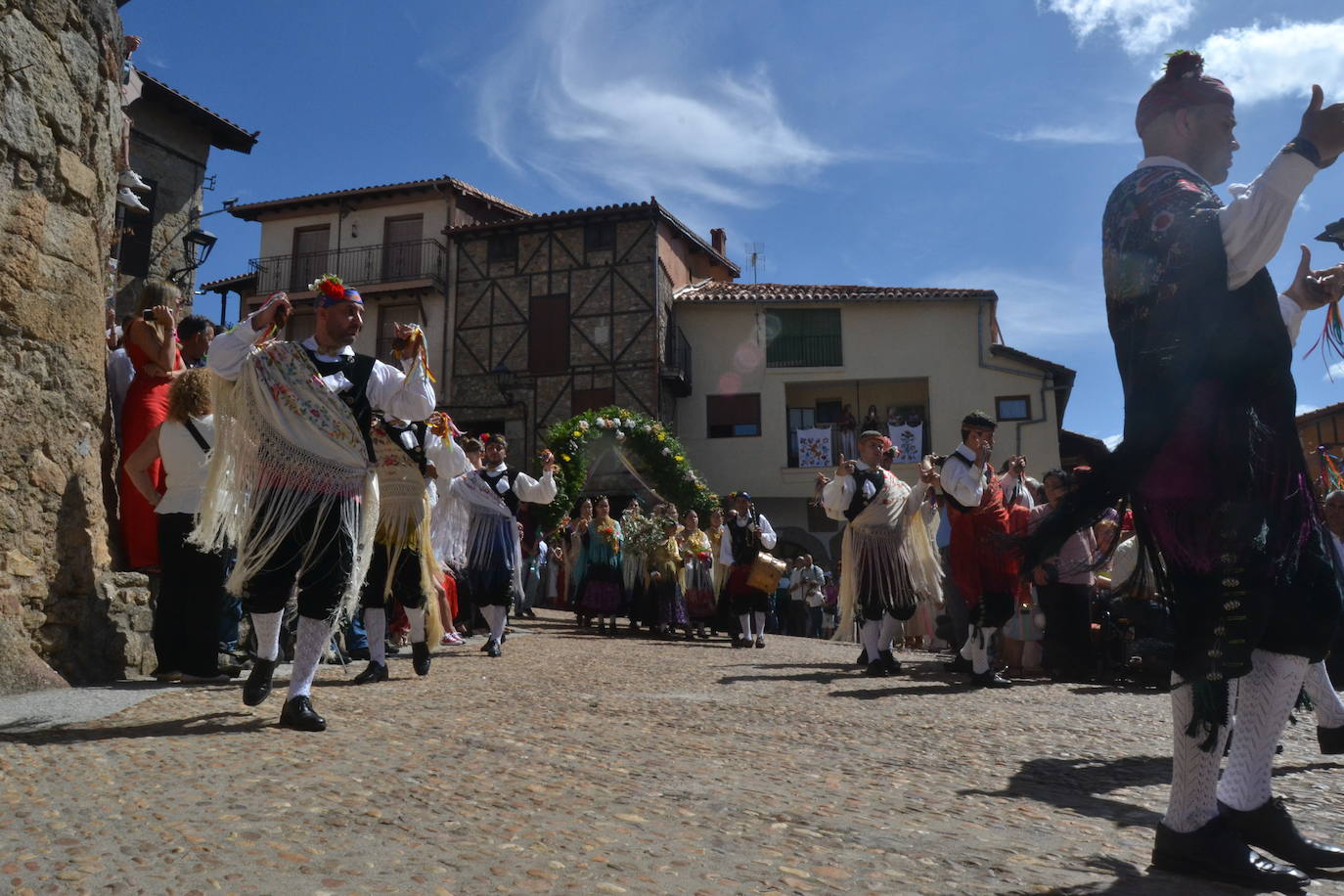 Miranda del Castañar baila en honor a su patrona, la Virgen de la Cuesta