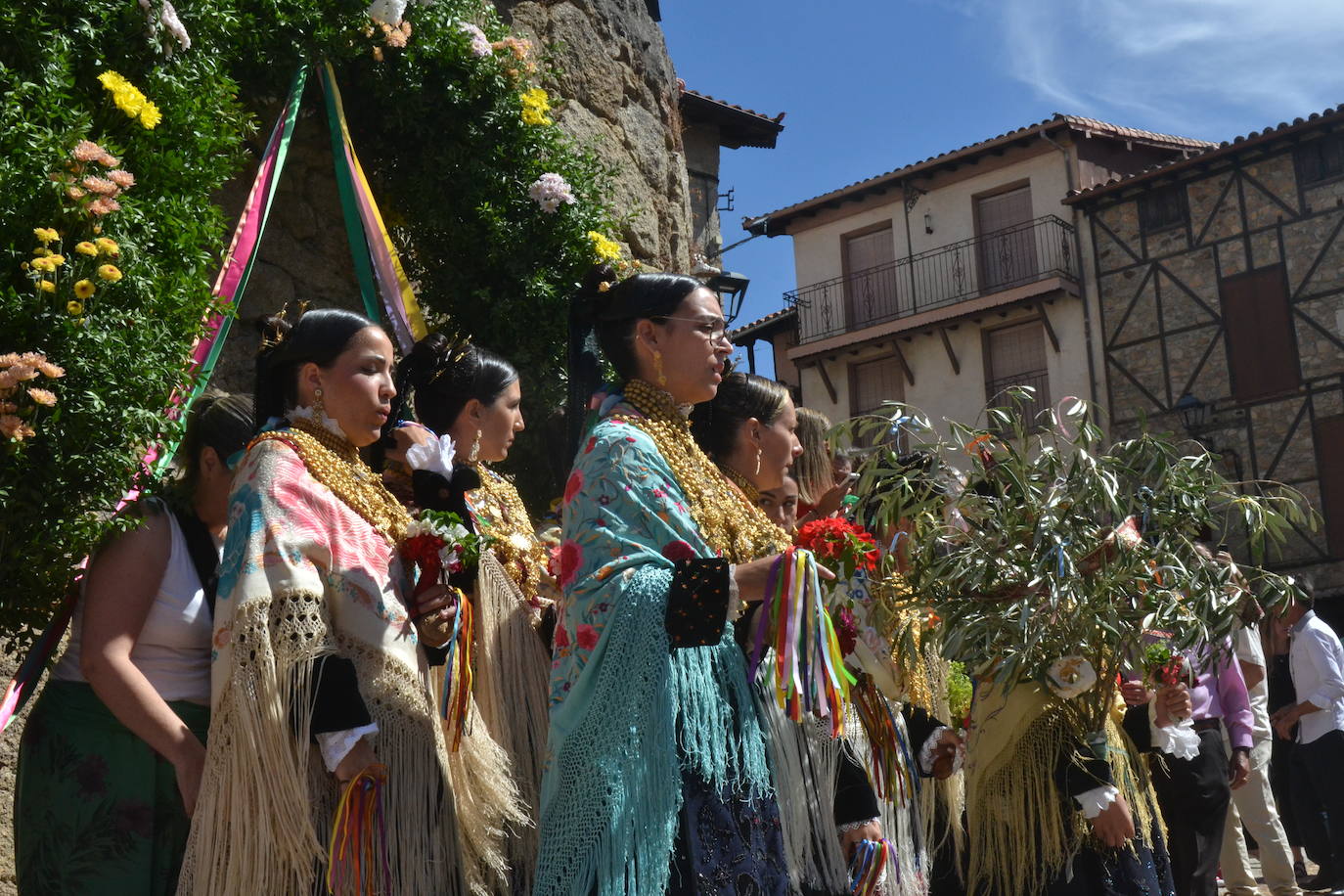 Miranda del Castañar baila en honor a su patrona, la Virgen de la Cuesta