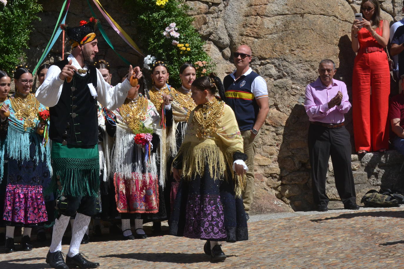 Miranda del Castañar baila en honor a su patrona, la Virgen de la Cuesta
