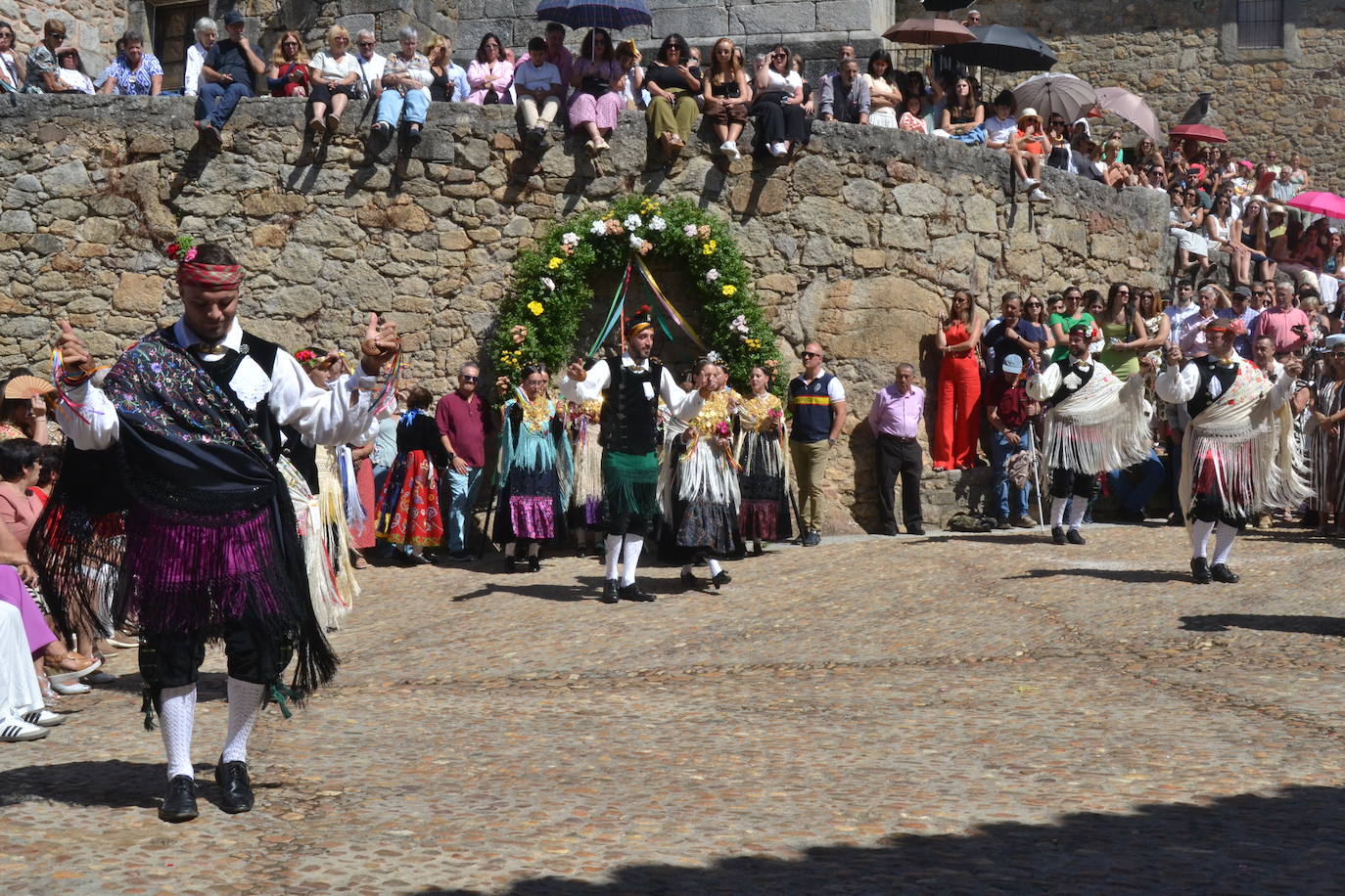 Miranda del Castañar baila en honor a su patrona, la Virgen de la Cuesta