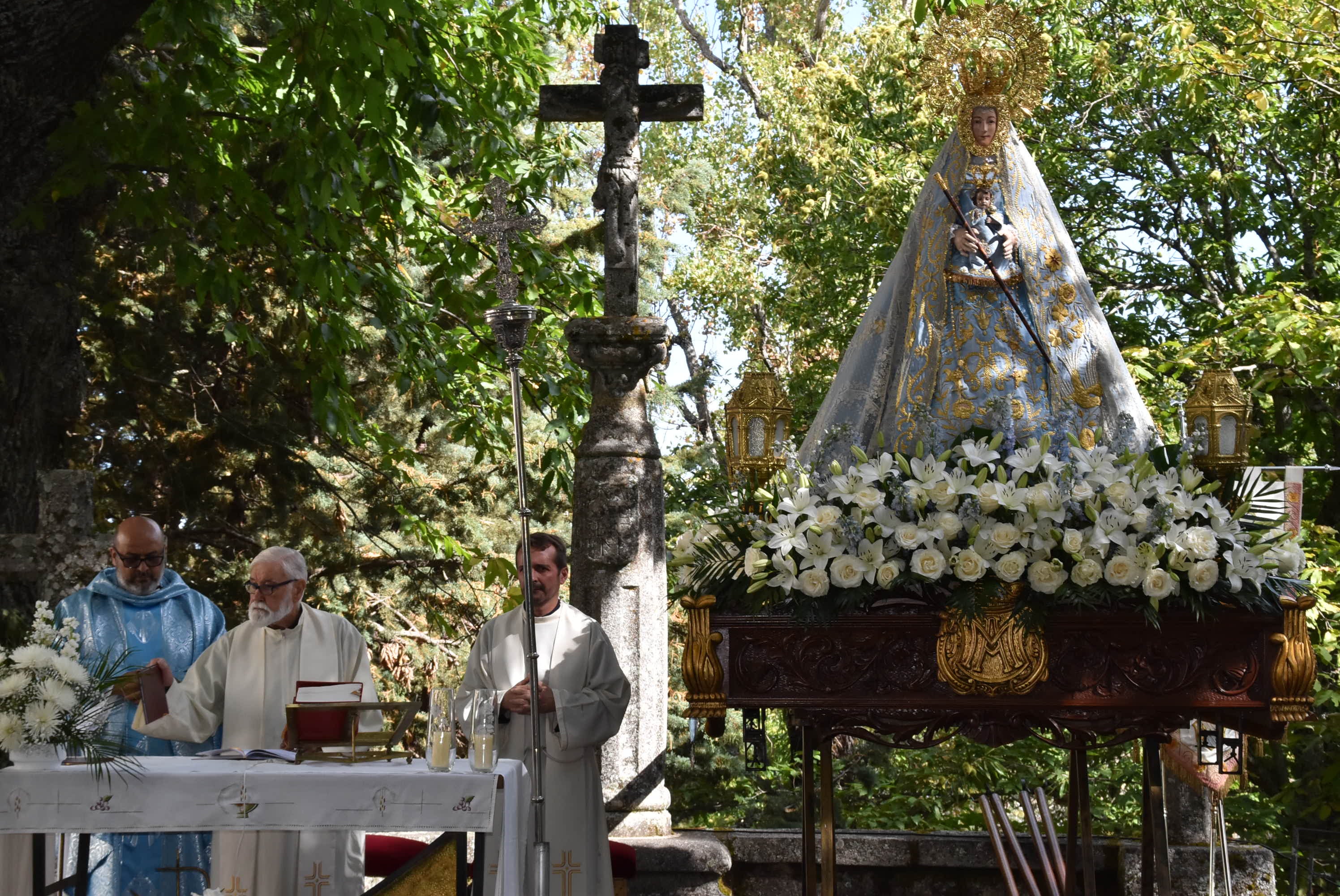 El paraje de El Castañar en Béjar se llena de fieles para acompañar a la Virgen
