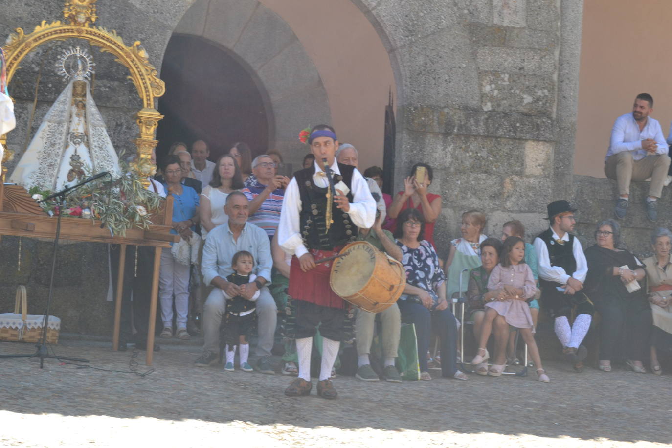 Miranda del Castañar baila en honor a su patrona, la Virgen de la Cuesta