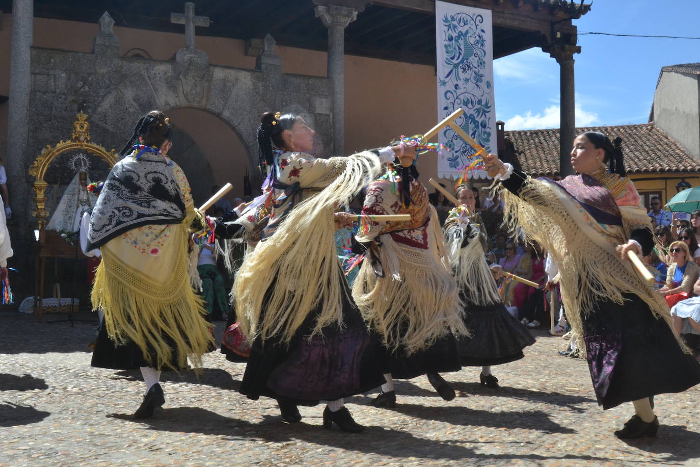 Miranda del Castañar baila en honor a su patrona, la Virgen de la Cuesta