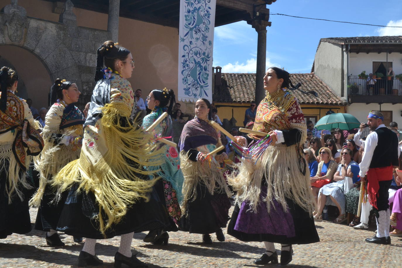 Miranda del Castañar baila en honor a su patrona, la Virgen de la Cuesta