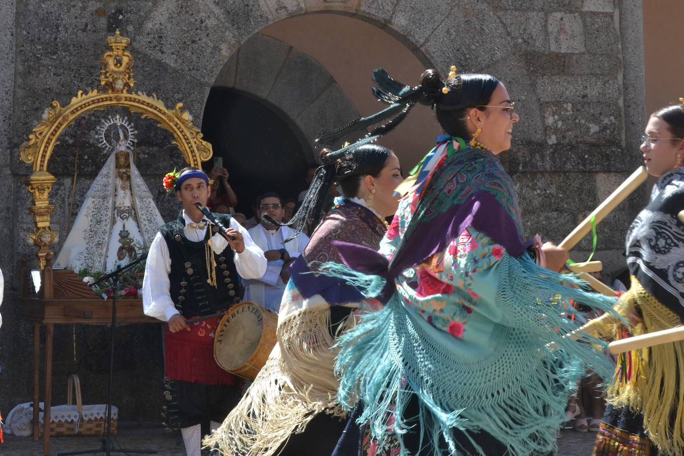 Miranda del Castañar baila en honor a su patrona, la Virgen de la Cuesta