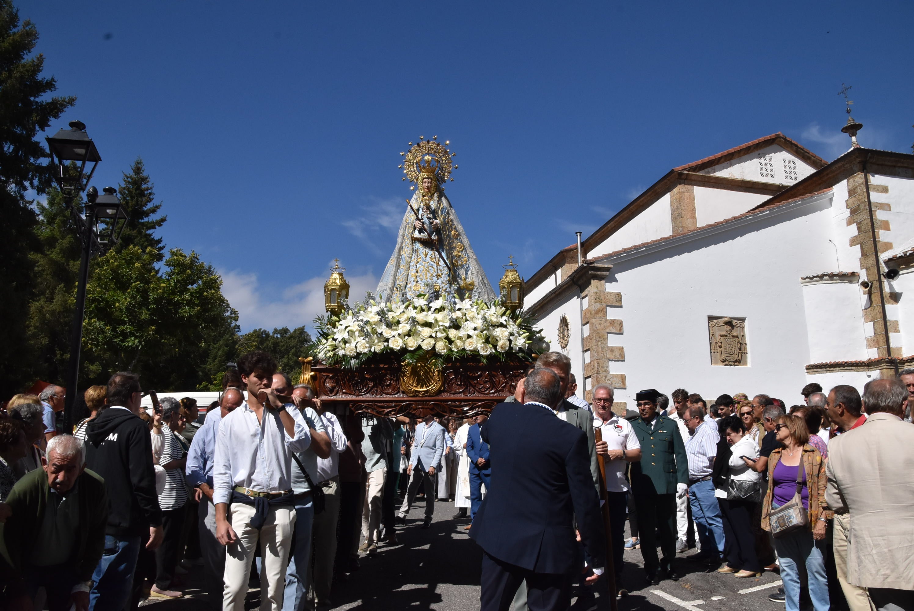 El paraje de El Castañar en Béjar se llena de fieles para acompañar a la Virgen