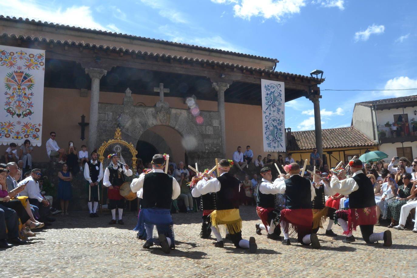 Miranda del Castañar baila en honor a su patrona, la Virgen de la Cuesta