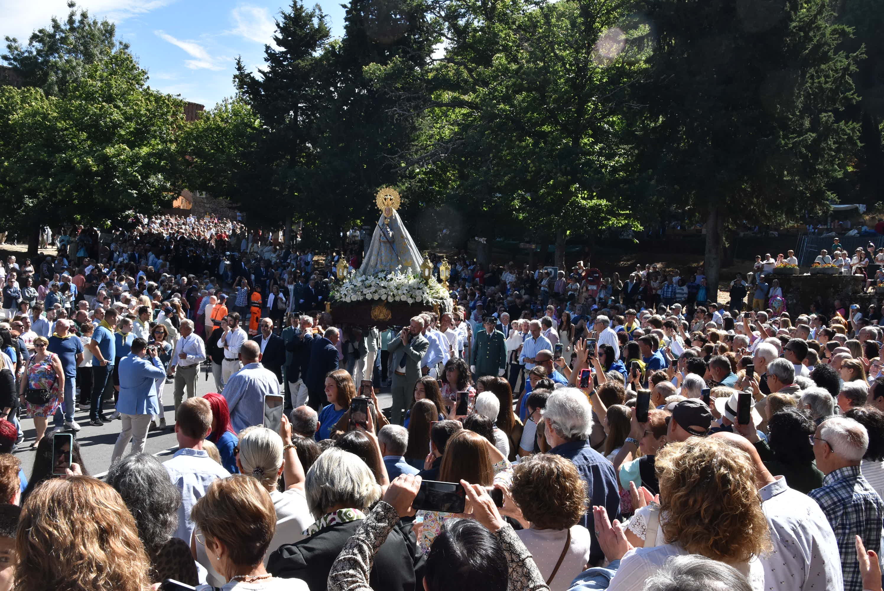El paraje de El Castañar en Béjar se llena de fieles para acompañar a la Virgen