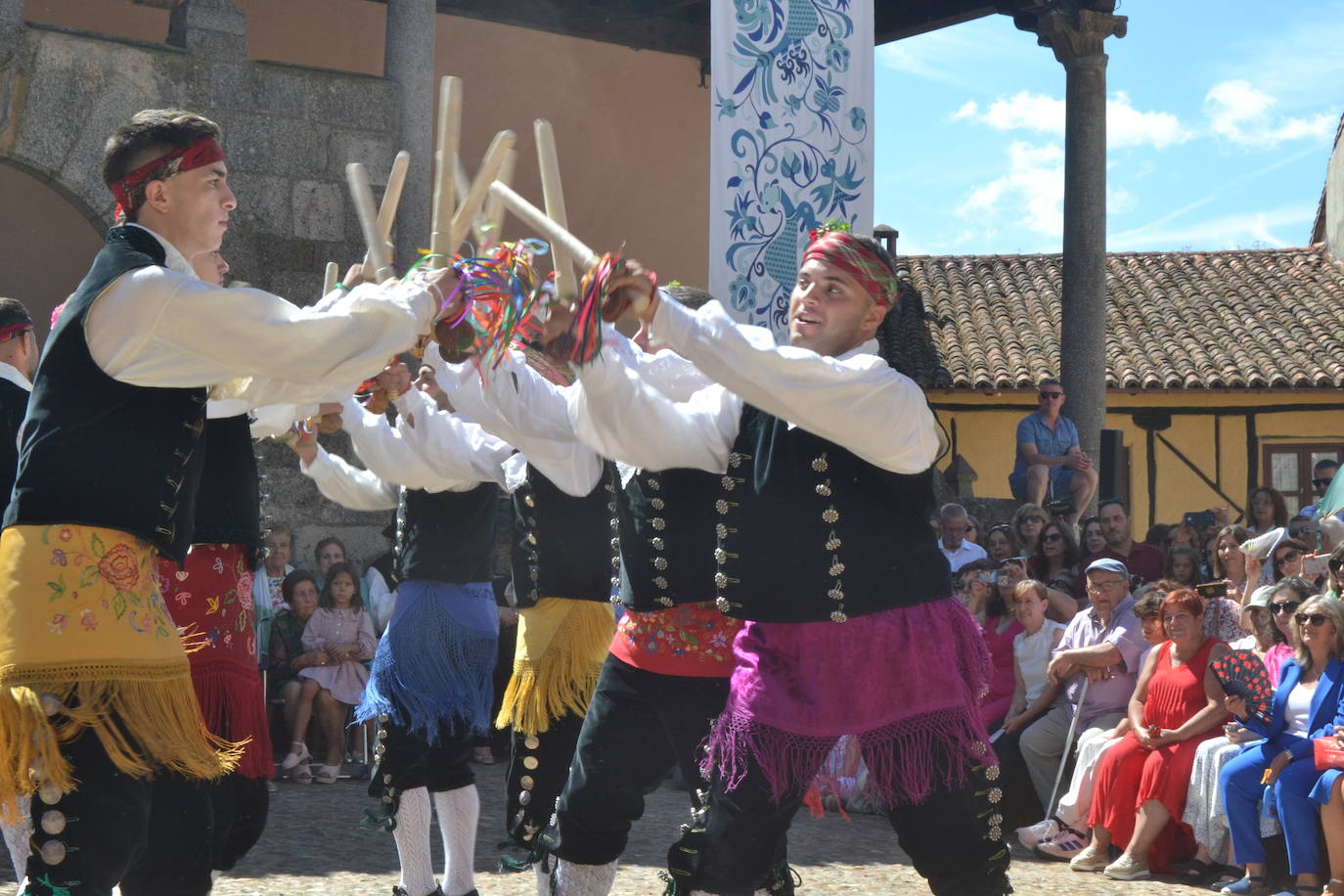Miranda del Castañar baila en honor a su patrona, la Virgen de la Cuesta