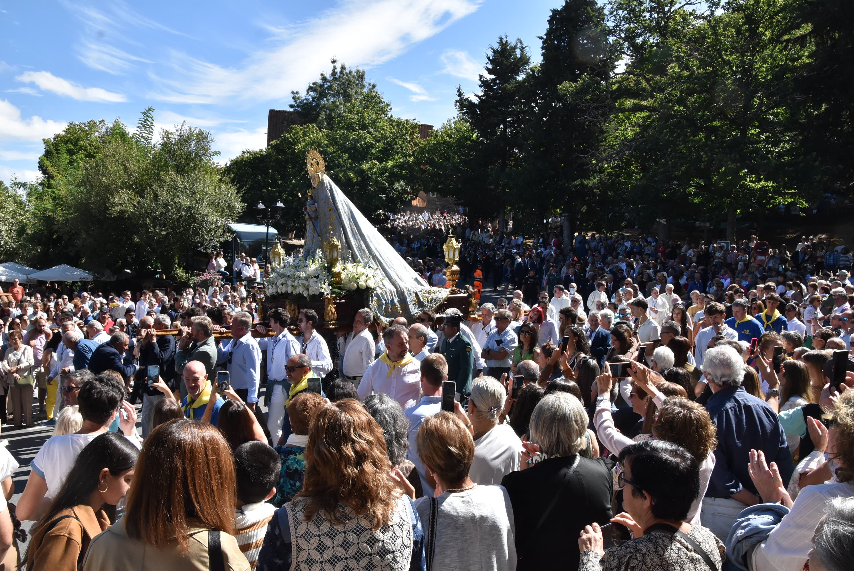 El paraje de El Castañar en Béjar se llena de fieles para acompañar a la Virgen