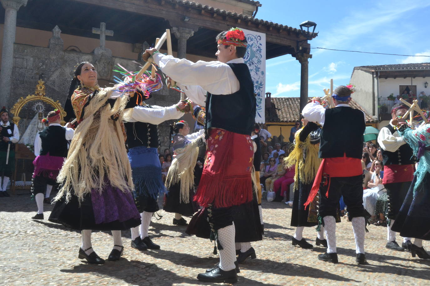 Miranda del Castañar baila en honor a su patrona, la Virgen de la Cuesta