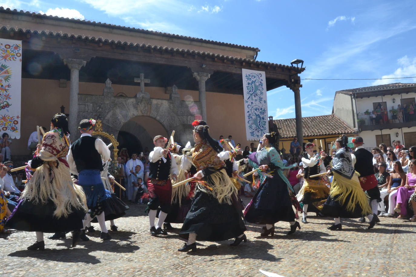 Miranda del Castañar baila en honor a su patrona, la Virgen de la Cuesta