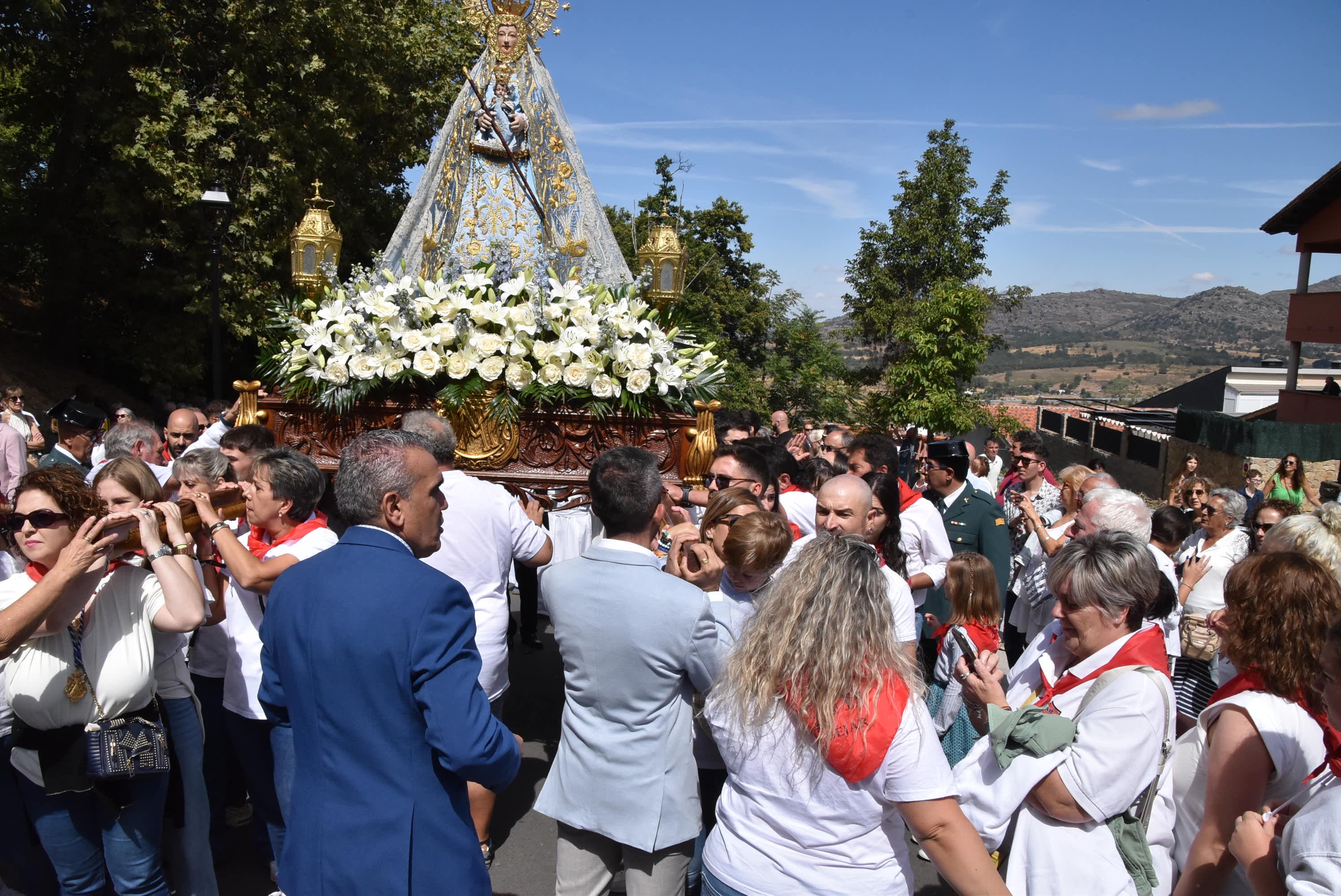 El paraje de El Castañar en Béjar se llena de fieles para acompañar a la Virgen