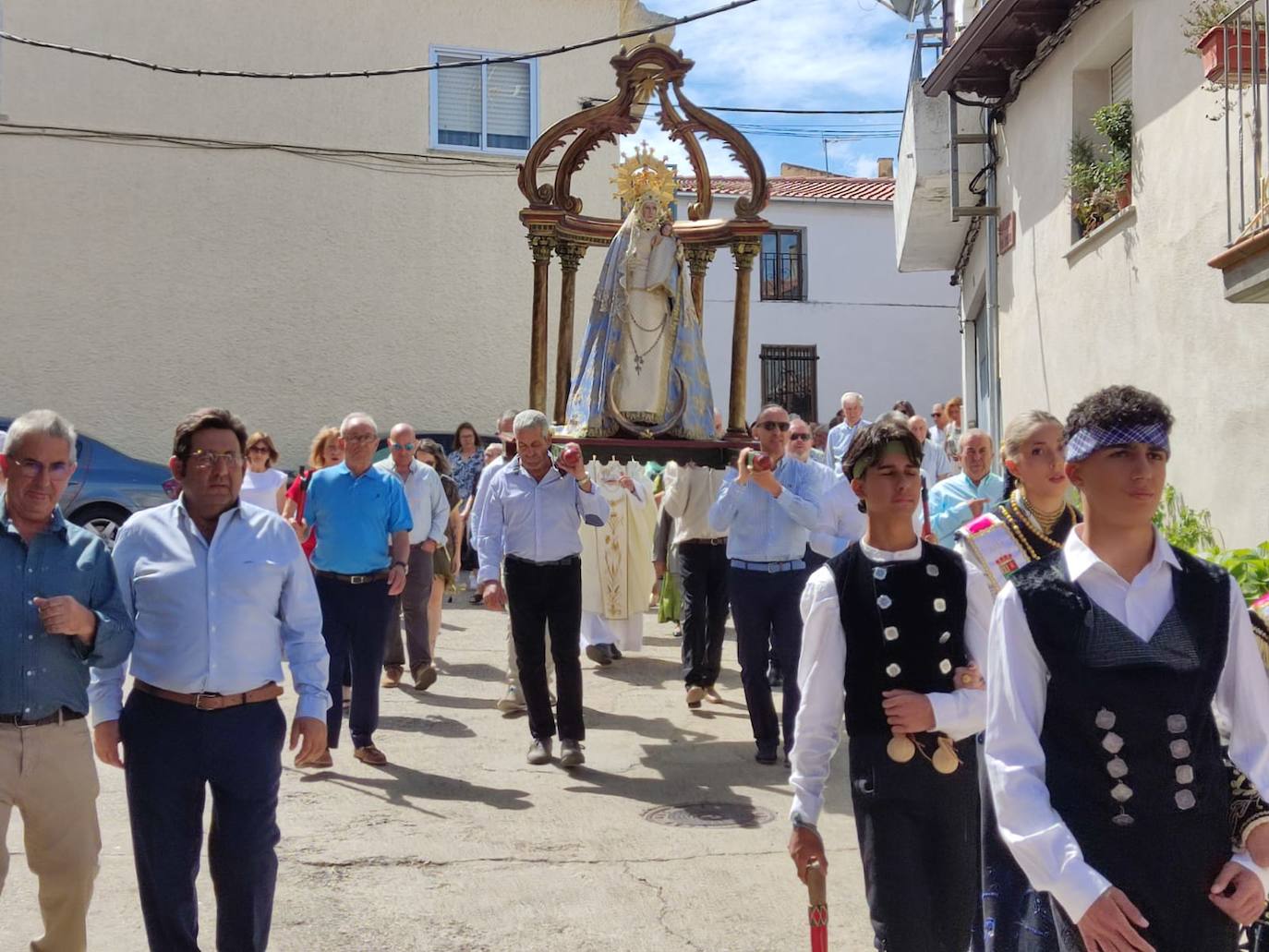 Día de esplendor para honrar a la Virgen en Cespedosa de Tormes