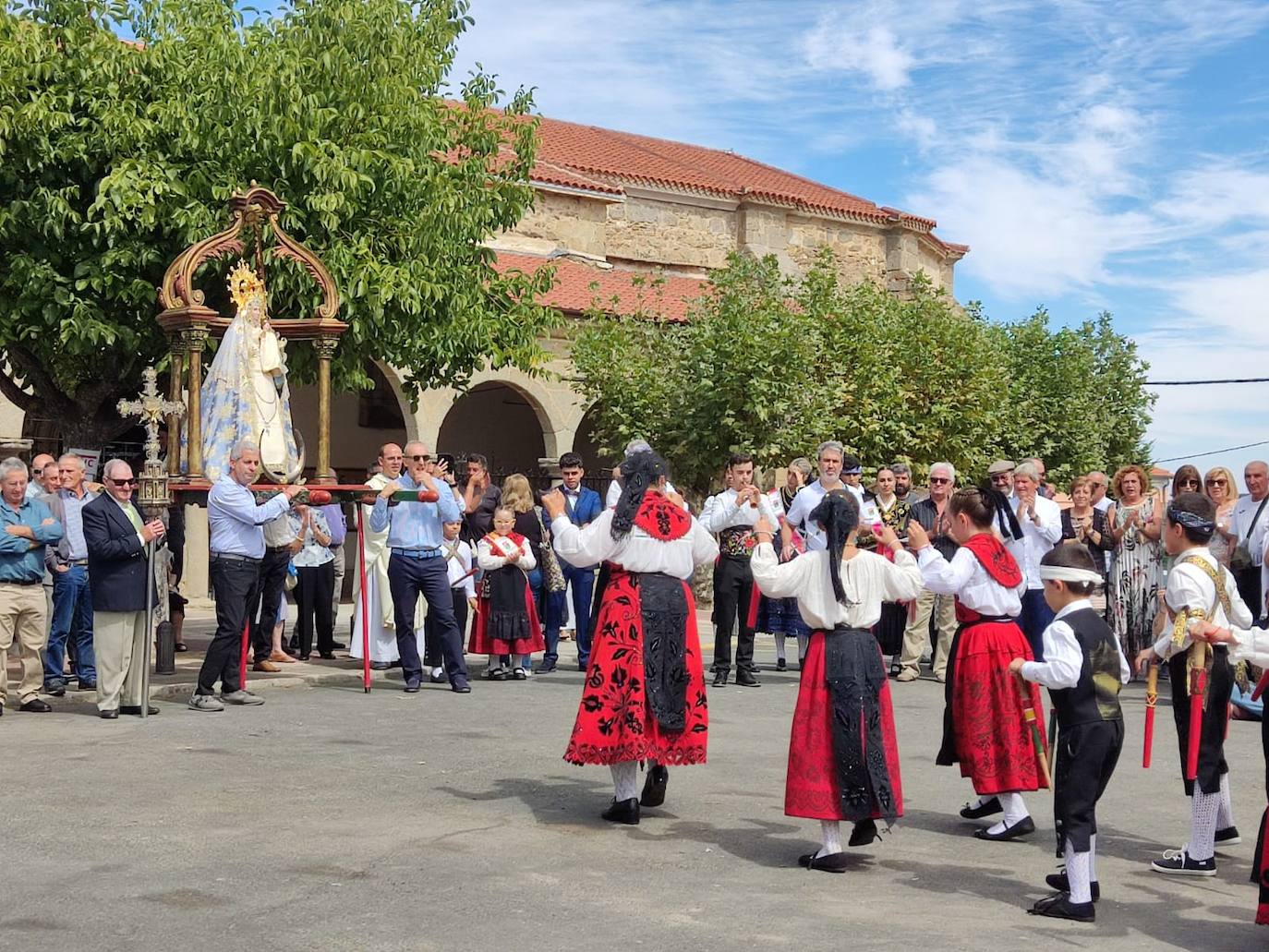 Día de esplendor para honrar a la Virgen en Cespedosa de Tormes