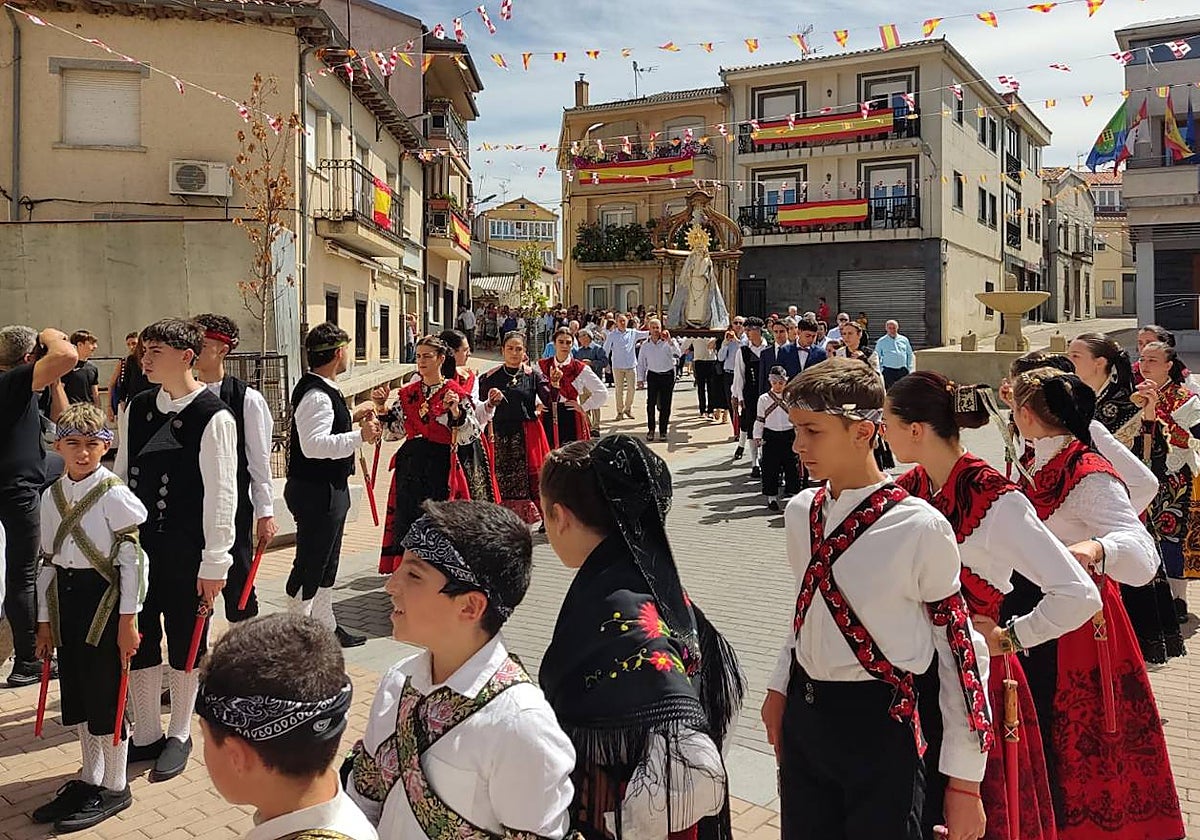 Día de esplendor para honrar a la Virgen en Cespedosa de Tormes