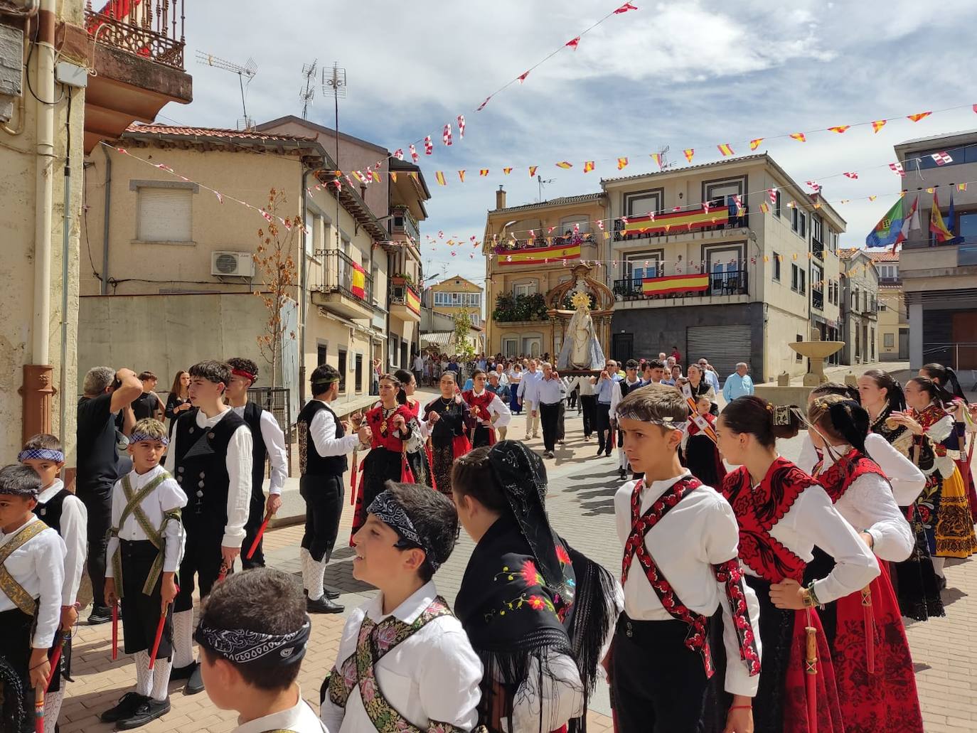 Día de esplendor para honrar a la Virgen en Cespedosa de Tormes