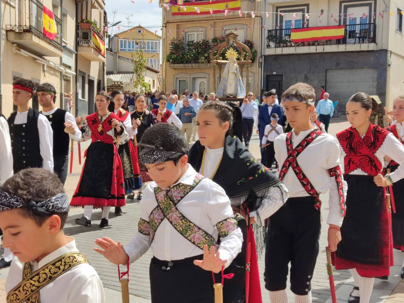 Día de esplendor para honrar a la Virgen en Cespedosa de Tormes