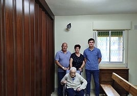 Natividad Pro, en su 105 aniversario, junto a sus sobrinos.