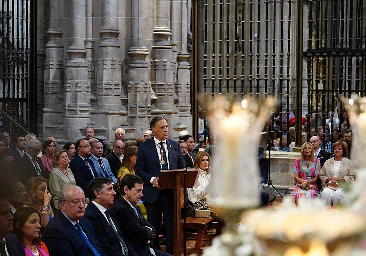 El alcalde de Salamanca, Carlos García Carbayo, dirigiéndose a la Virgen de la Vega.