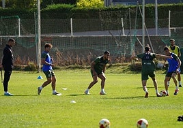 Oriol Riera observa a sus jugadores durante la sesión de entrenamiento de este lunes.