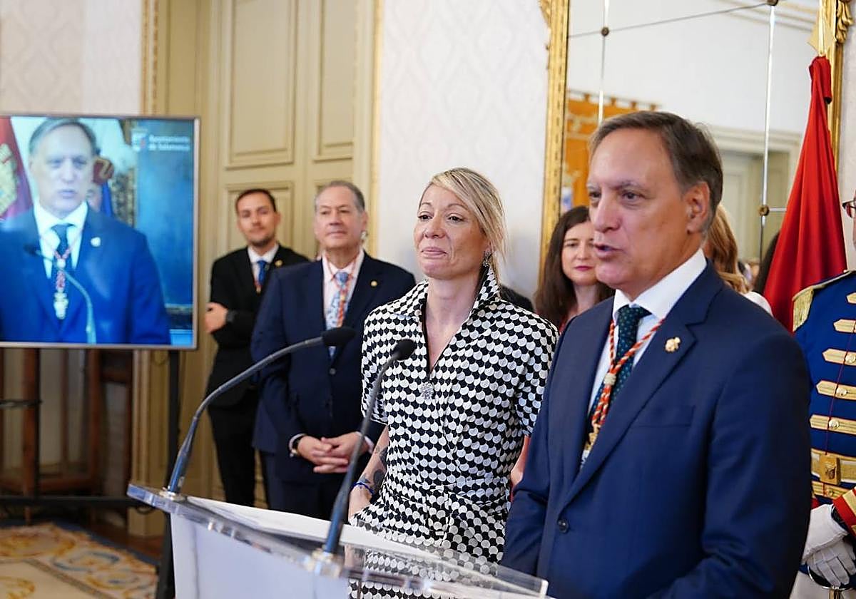 La científica salmantina Sara Cuadrado, junto al alcalde de Salamanca, Carlos García Carbayo, en el salón de recepciones del Ayuntamiento.