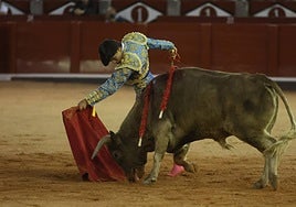 Pase de pecho de Noel García al tercer novillo.