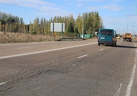 Pavimento en mal estado, en la vía del Helmántico en el término de Villares de la Reina.