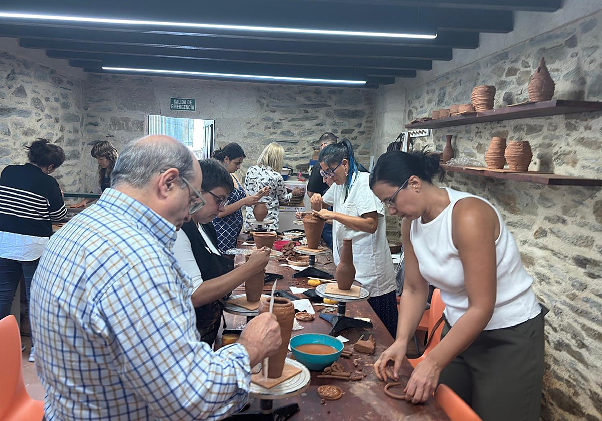 Primeros participantes en los cursos de cerámica en Alba.