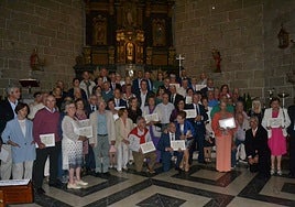Foto de familia de los matrimonios homenajeados