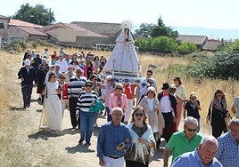 Los vecinos de Gallegos acompañaron a la Virgen hasta su ermita
