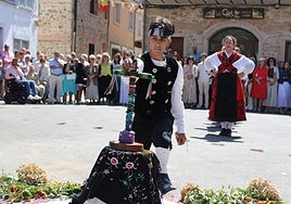 Momento en el que un danzador termina la confección de la cruz ante la Virgen del Carrascal