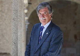 Javier Urra, en el Patio de Escuelas, tras un encuentro con el rector de la Universidad.