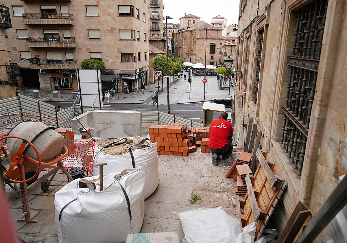 Imagen de las obras que se están acometiendo para instalar el ascensor urbano en la Gran Vía.