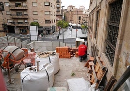 Imagen de las obras que se están acometiendo para instalar el ascensor urbano en la Gran Vía.