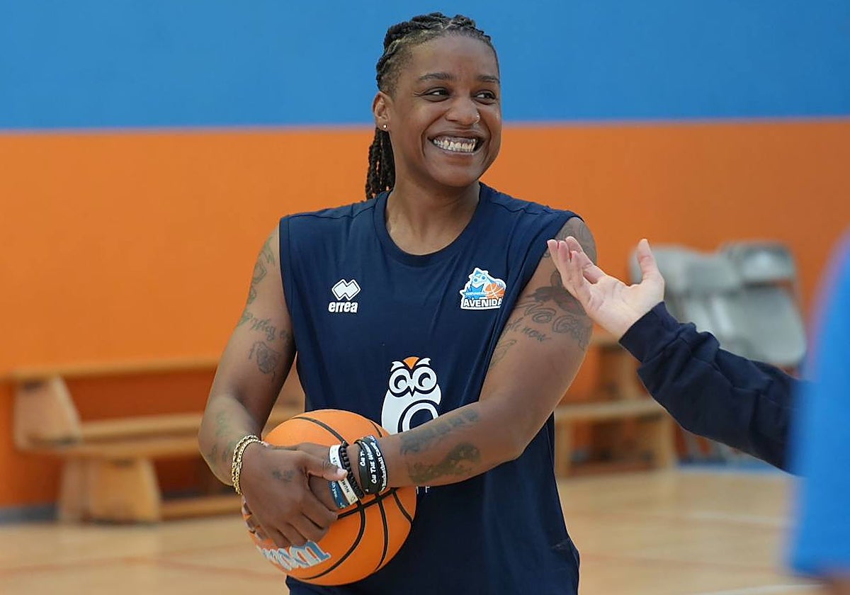 La jugadora de Perfumerías Avenida Shavonte Zellous, en la sesión de entrenamiento de hoy.