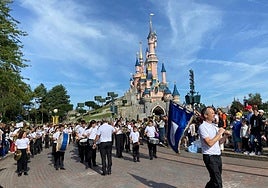 Los integrantes de la Banda Elemental del Conservatorio Profesional de Música de Salamanca, en Disneyland París.