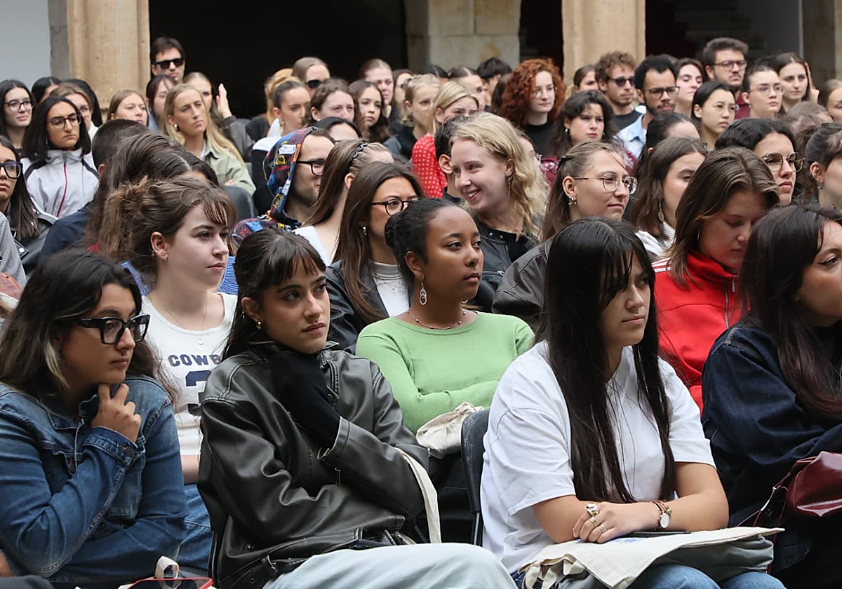 Algunos de los participantes, en el acto del claustro de Fonseca.