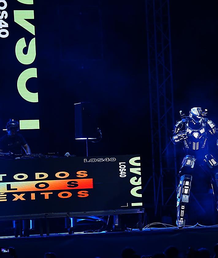 Imagen secundaria 2 - El &#039;play&#039; de LOS40 hizo de la Plaza una radio en vivo