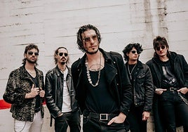 'Gisme', vocalista de Ultraligera, en el centro de la imagne junto al resto de la banda.