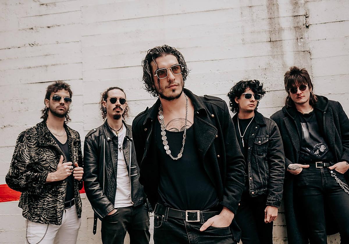 'Gisme', vocalista de Ultraligera, en el centro de la imagne junto al resto de la banda.